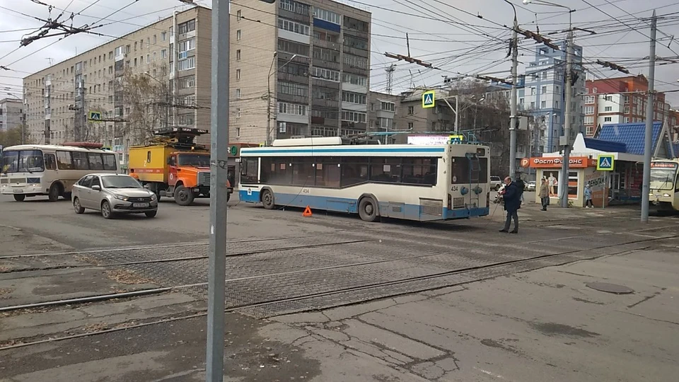 В Томске троллейбус перекрыл движение на перекрестке проспекта Комсомольского и Фрунзе