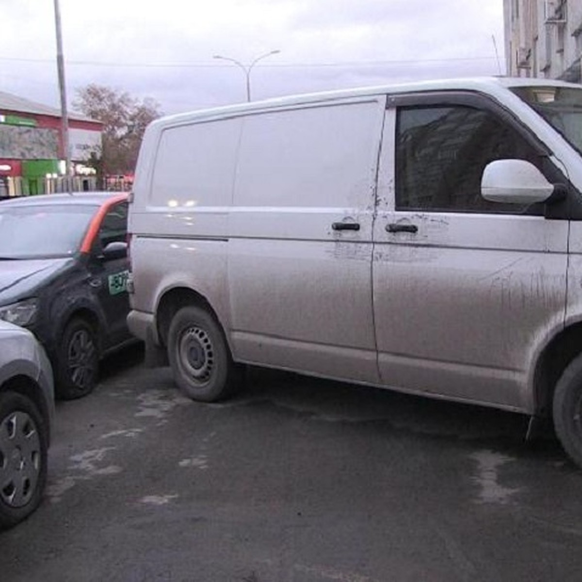 В Екатеринбурге двое мужчин брали в аренду «Делимобиль» и снимали с авто  запчасти - KP.RU