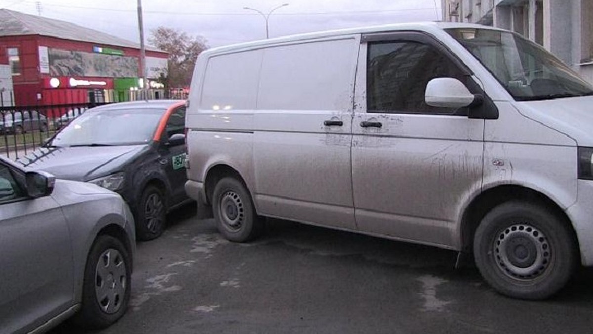 В Екатеринбурге двое мужчин брали в аренду «Делимобиль» и снимали с авто  запчасти - KP.RU