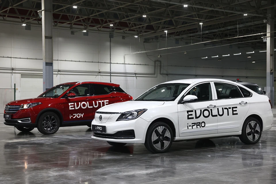 В России начались продажи новых отечественных электромобилей Evolute от «Моторинвеста». Их планируют выпускать ежегодно в количестве около 100 тысяч штук. Фото: Александр Рюмин/ТАСС