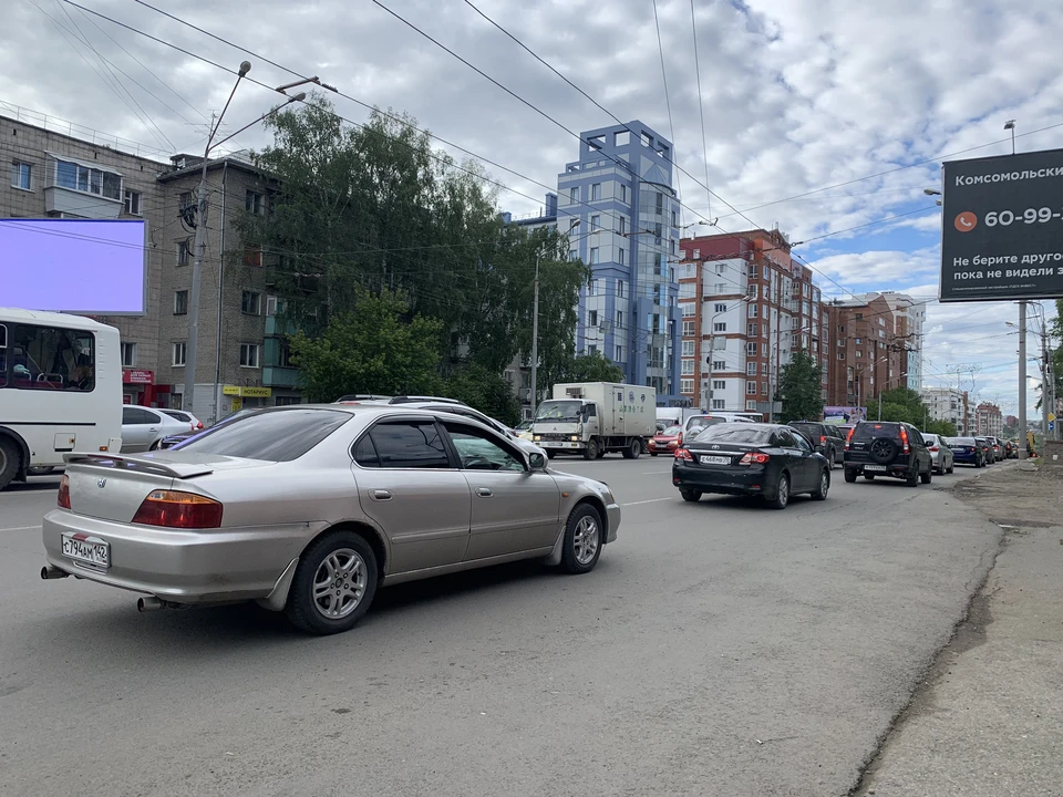 В Томске второй день подряд сформировалась пробка на Комсомольском проспекте.