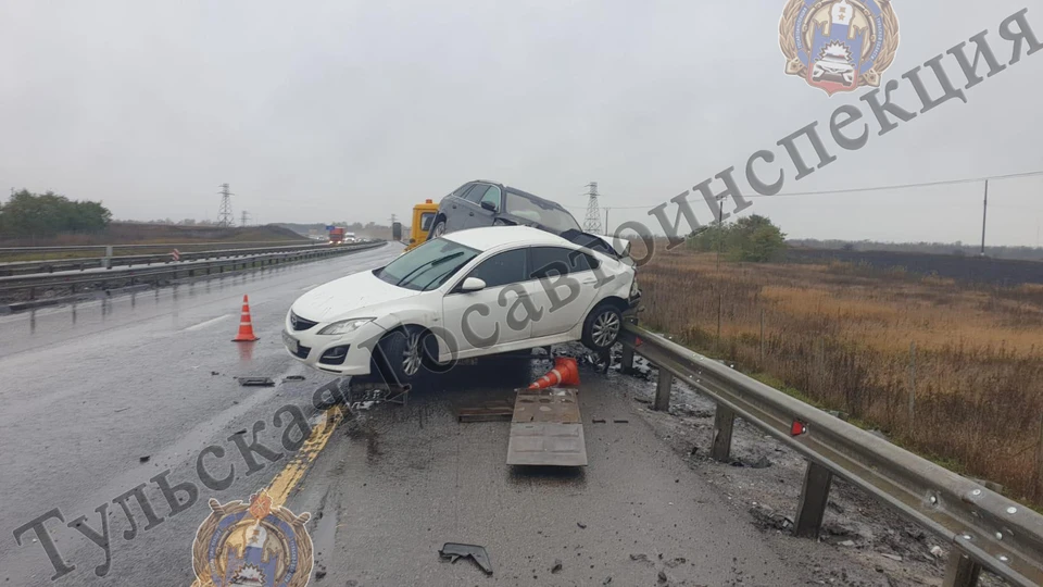 В Тульской области мужчина на Mazda-6 врезался в эвакуатор, грузивший заглохшую Skoda