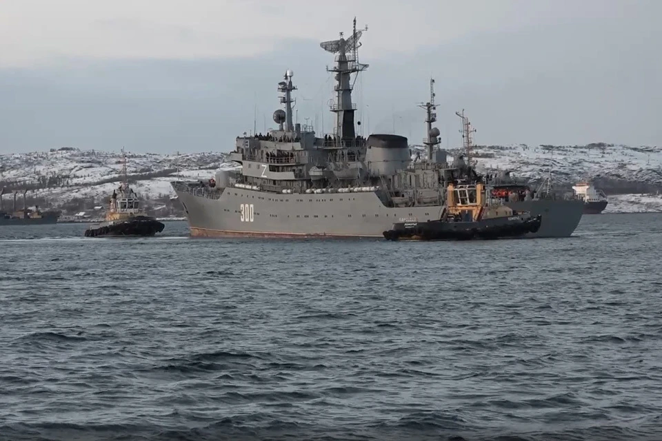 На борту корабля больше 200 курсантов.