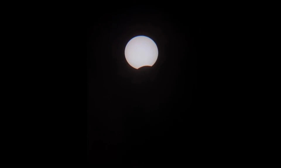 Частное солнечное затмение начнется в Самарской области примерно в 13:40. Фото: скриншот видео