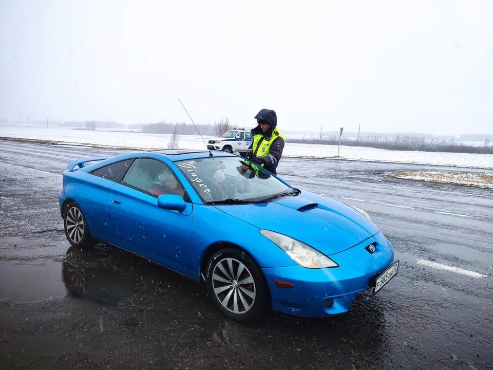 На тюменских трассах осложнились дорожные условия из-за снегопада.