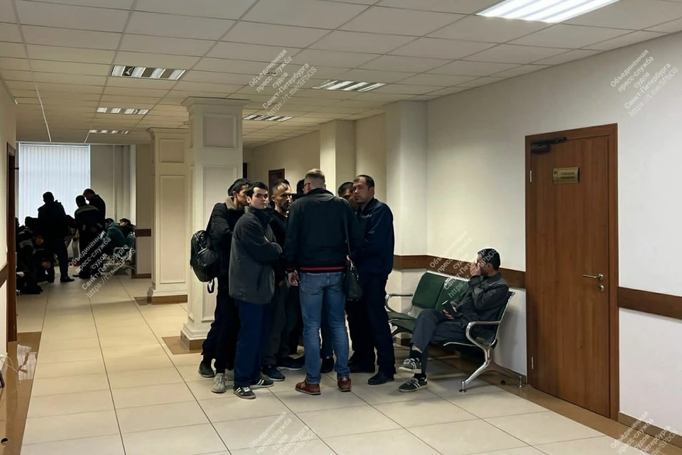 В Колпинский суд привезли 27 нелегальных мигрантов, работавших на складе под Петербургом. Фото: Объединенная пресс-служба судов СПб.
