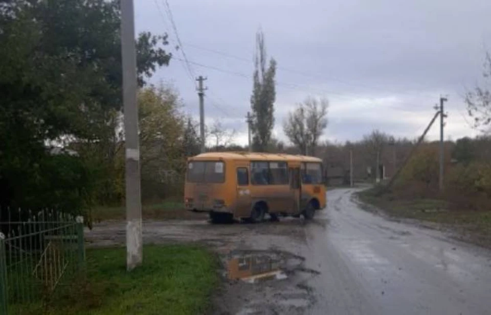 Так сейчас выглядит одна из центральных улиц поселка. Детей со школы везут домой на автобусе