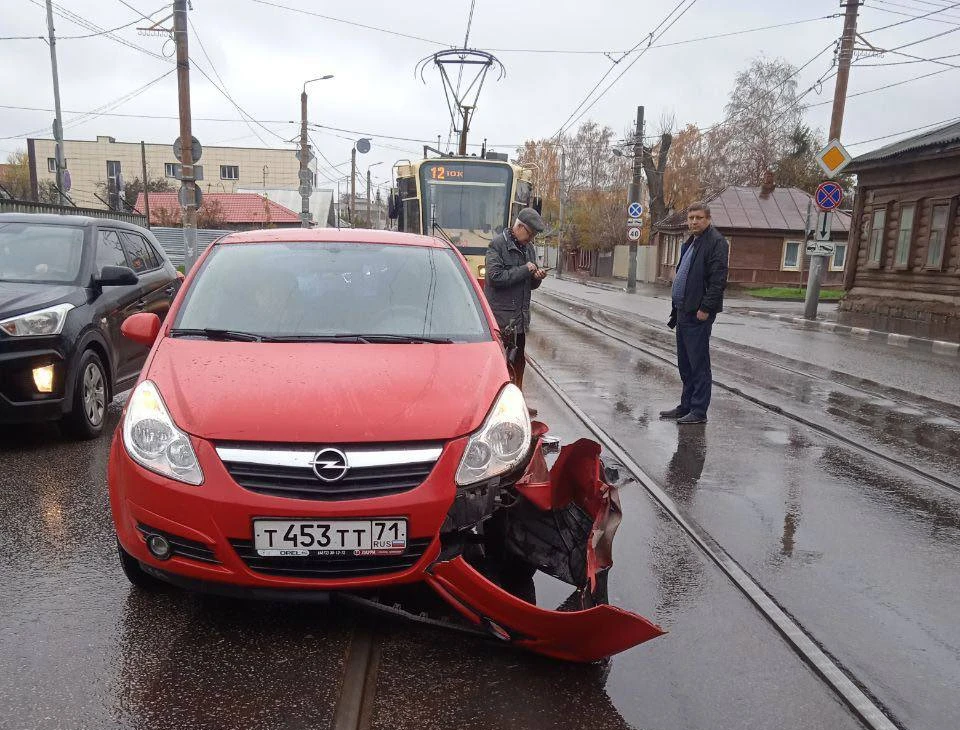 В Туле на улице Оборонной столкнулись пассажирский автобус и Opel