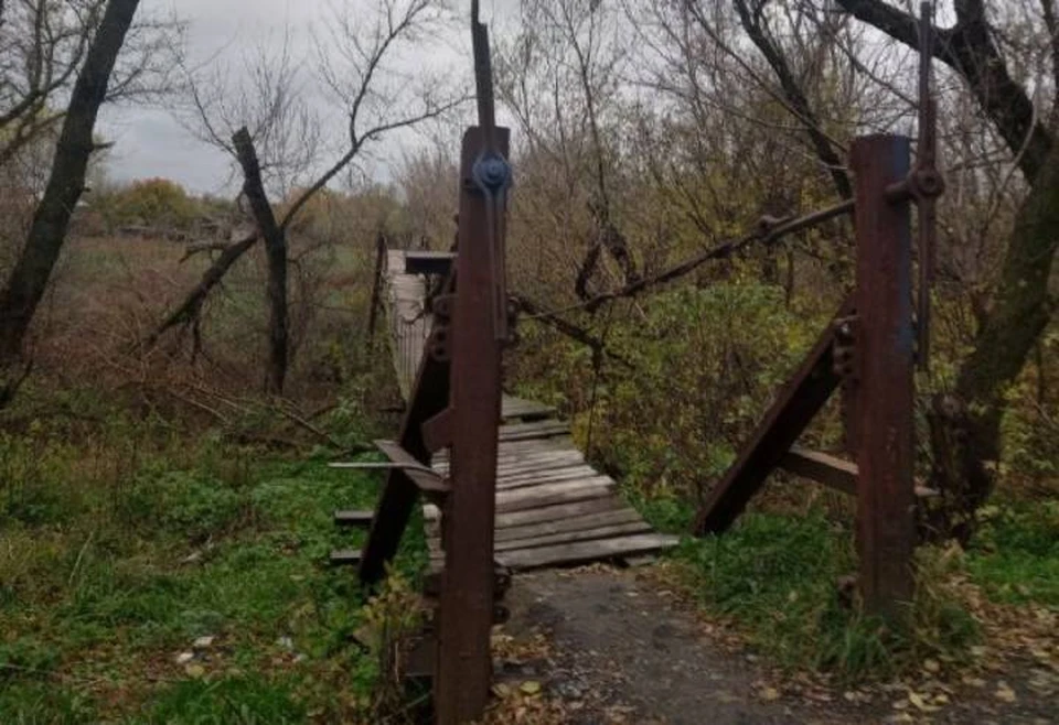 Через этот мост, соединяющий два хутора, девочка шла за хлебом