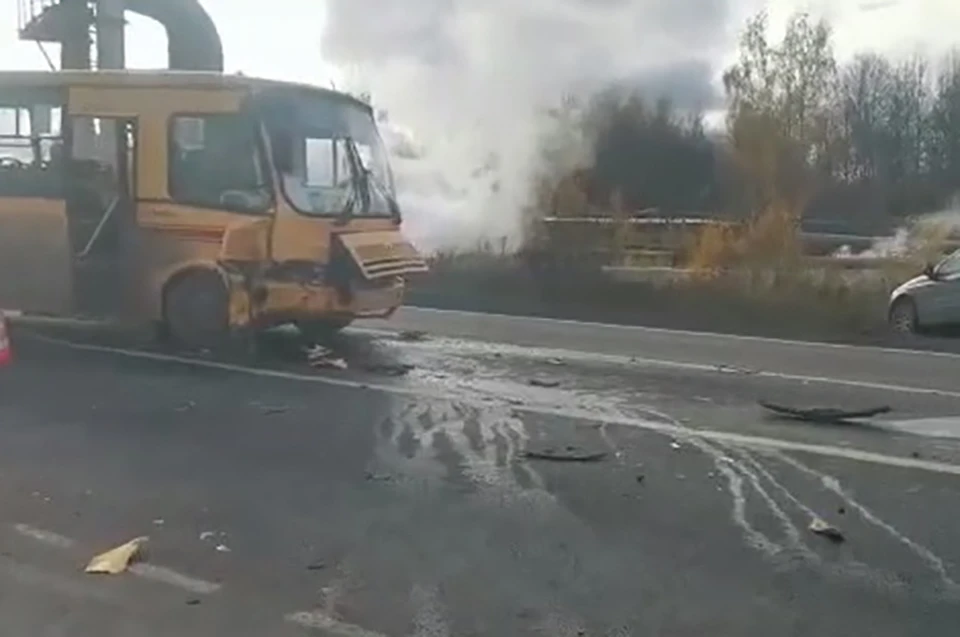 Массовая авария под Нижним Новгородом: Автобус ПАЗ столкнулся сразу с двумя иномарками.