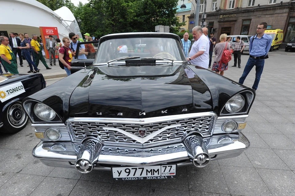 Легковой автомобиль «Чайка» черного цвета выпущен в 1982 году.