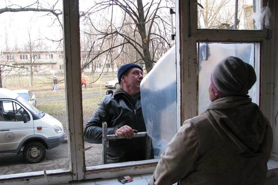 Жители устраняют последствия обстрелов