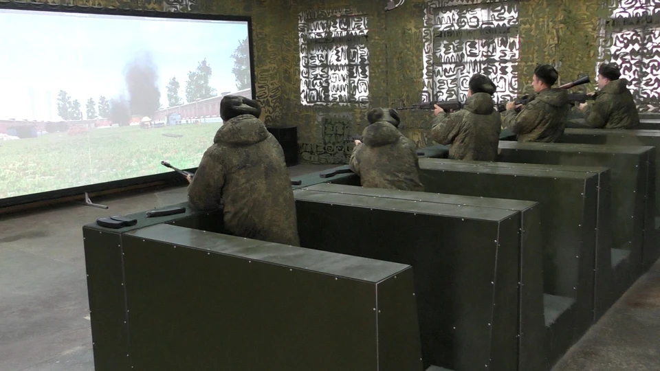 Перед стрельбищами мобилизованные волгоградцы вспоминают навыки стрельбы в тире. Фото: пресс-служба ЮВО.