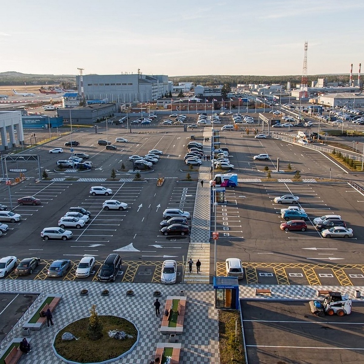 В аэропорту Красноярска обновили навигацию парковки возле терминала - KP.RU