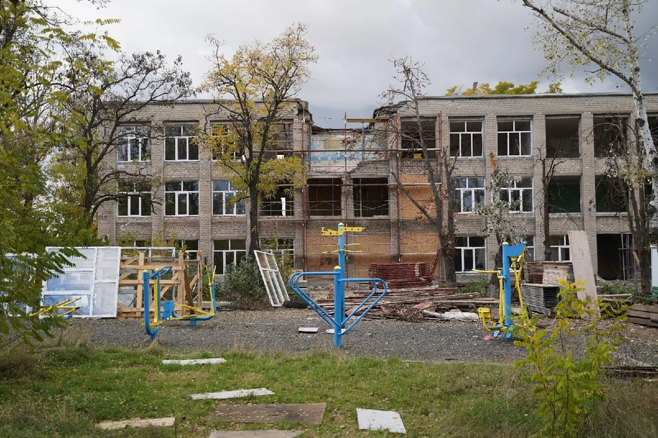 На фото представлено состояние школы, каким его фактически получили российские строители