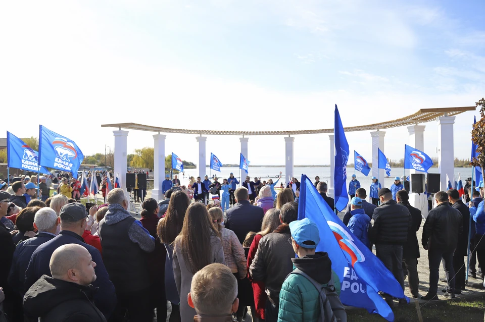 В городе состоялось открытие благоустроенного городского пляжа.