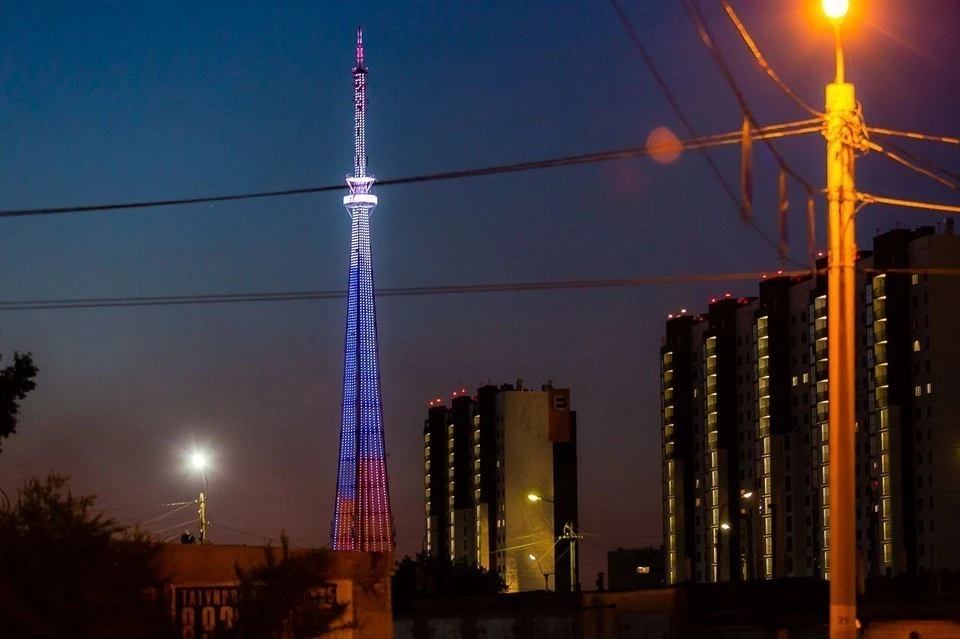 Российский триколор, герб, надпись #мывместе засияют на башне вечером 4 ноября