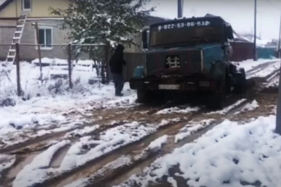 Грузовик угодил в яму задними колесами. Фото: скрин с видео