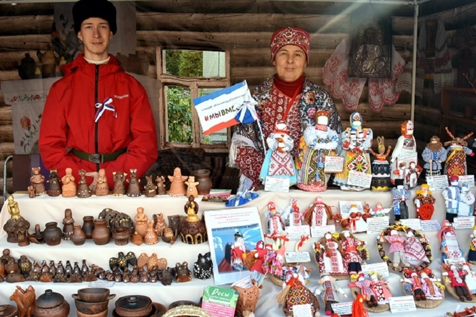 Будет ли ярмарка 4 ноября. Фестиваль народных промыслов. Ярмарка народных ремесел в парке Тренева. Крымчане фото народа. Год народных промыслов в Якутии.