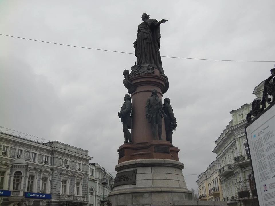 В одессе снесли памятник екатерине. Памятник Екатерине 2 в Одессе. Памятник Екатерине 2 в Одессе снесли. Табличка на памятнике Екатерине 2 в Одессе. Памятник Российской императрице Екатерине II В Одессе.