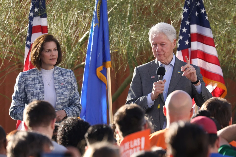 "Тяжелая артиллерия" демократов - Билл Клинтон на предвыборном мероприятии сенатора Катерин Масто в штате Невада. На лацкане экс-президента США - значок с флагом Украины.
