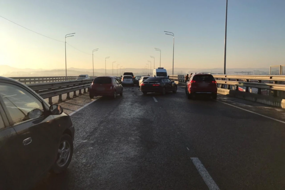 В нескольких ДТП на мосту под Владивостоком столкнулись 40 авто. Фото: УМВД РФ по Приморскому краю.