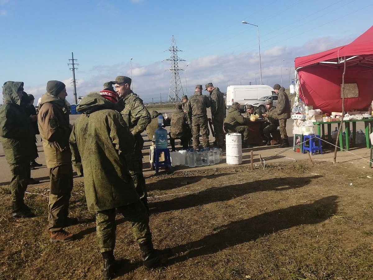 Жители Тамани обустроили палатку с горячим борщом на дороге для военных -  KP.RU