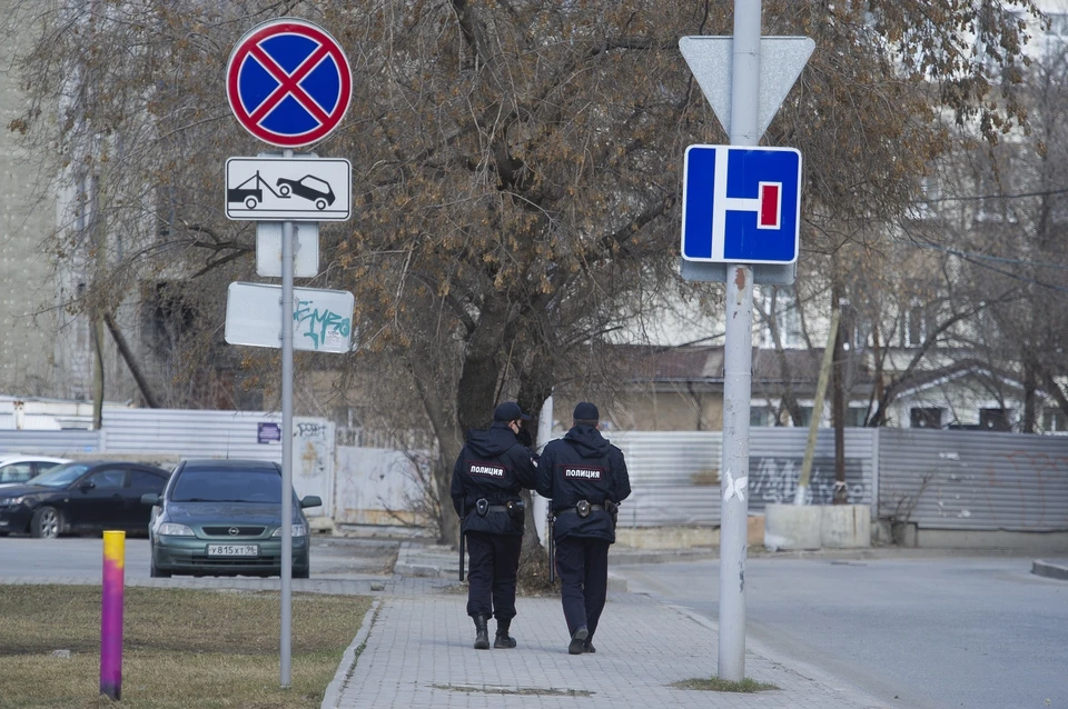 Сотрудники полиции проверяют задержанного на причастность к другим аналогичным преступлениям