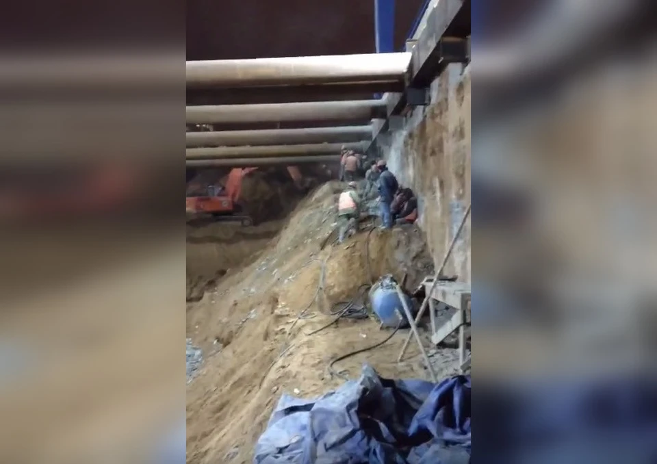 Рабочие показали, как роют котлован для новой станции метро