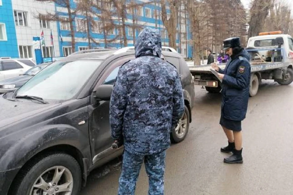 В Новосибирске приставы забрали у злостного неплательщика дорогой внедорожник. Фото: УФССП по НСО.
