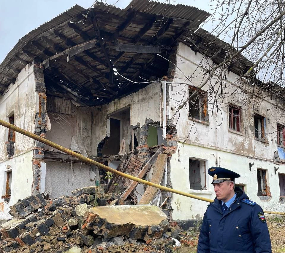 В Суворовском районе разрушающееся заброшенное здание повредило газовую  трубу - KP.RU