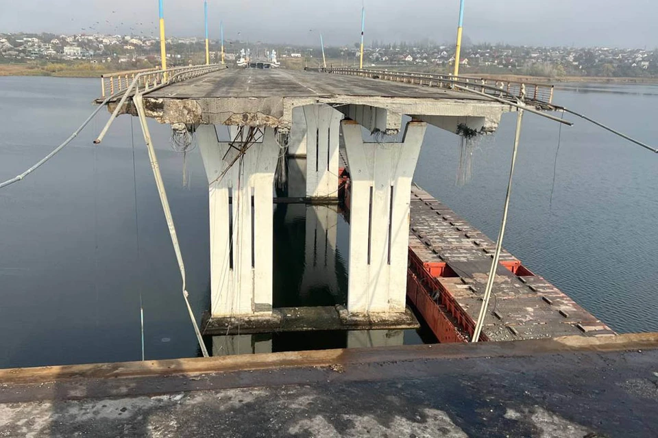 После отхода российских сил из Херсона, был подорван Антоновский мост через Днепр (два его пролета) для исключения риска, что украинские военные смогут использовать его для наступления. Также выведен из строя железнодорожный мост.