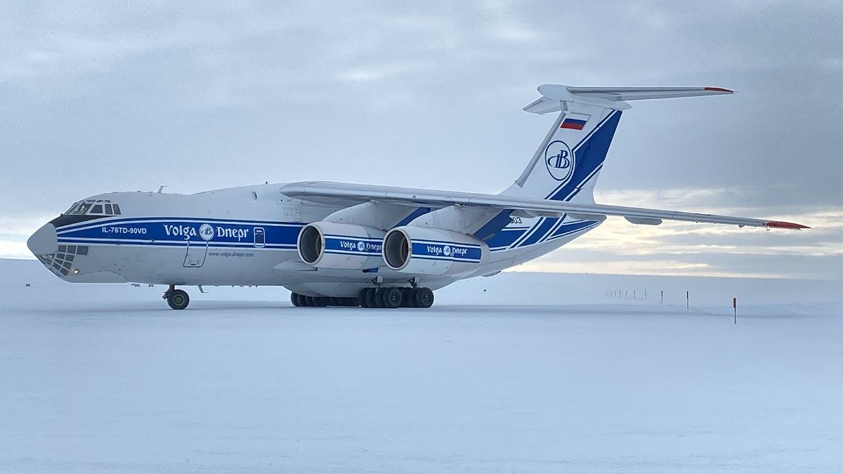 Самолет Ил-76 ульяновской компании «Волга-Днепр» впервые совершил посадку в  Антарктике - KP.RU