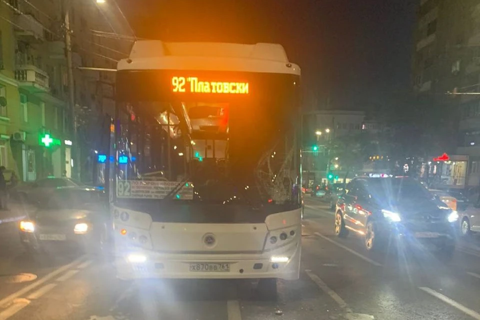 В центре Ростова автобус протаранил иномарку. Фото: ГИБДД по РО.