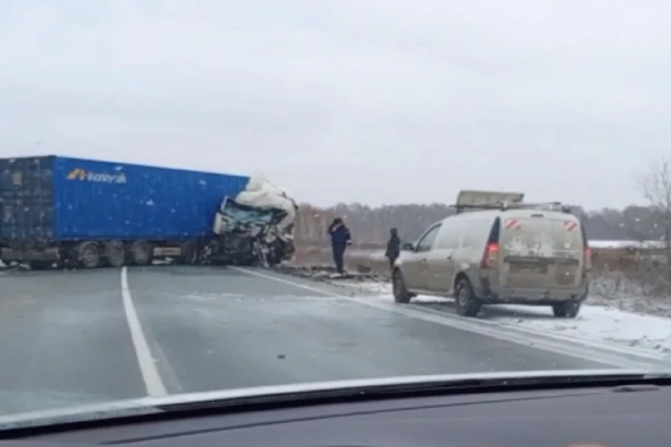 Жуткая пробка сковала трассу Омск-Новосибирск из-за ДТП с двумя фурами. Фото: стоп-кадр.