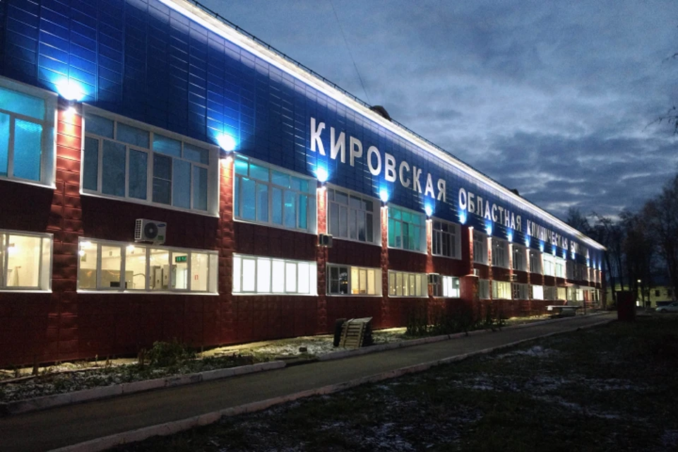 Ежегодно на 900 койках лечат более 28000 пациентов, в 22 операционных выполняют около 25000 операций. Фото: kokbkirov.ru