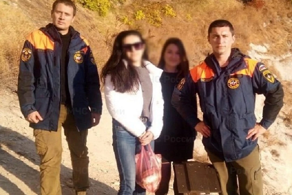 Девушки не смогли спуститься со скалы без помощи спасателей. Фото: МЧС по РК