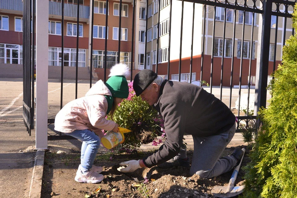 И стар, и млад участвовали в озеленении любимого города (Фото: сайт мэра Кишинева).