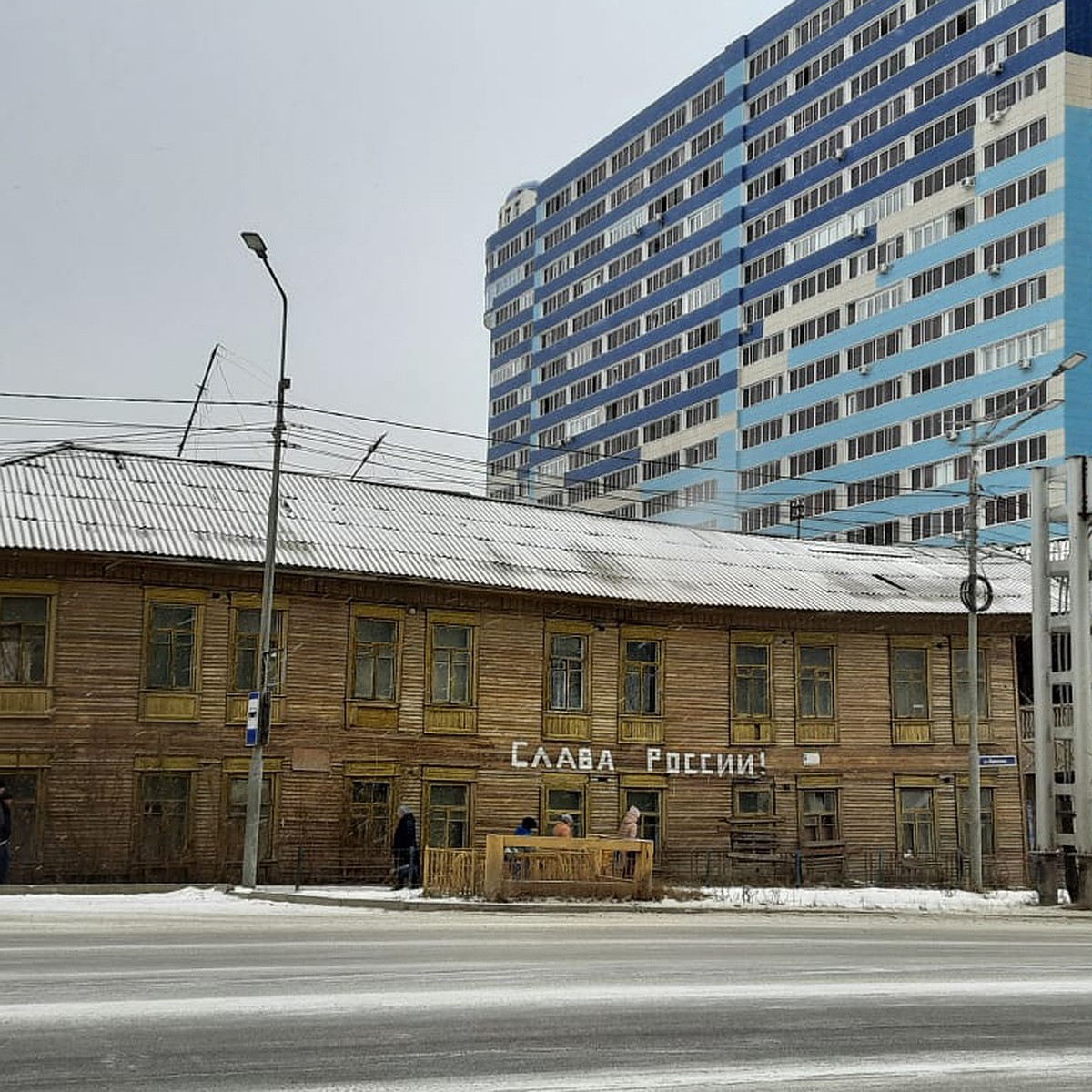 Мечтаю принять ванну и умереть». В центре Якутска в развалюхе с досками  вместо окон живет 82-летняя бабушка - KP.RU