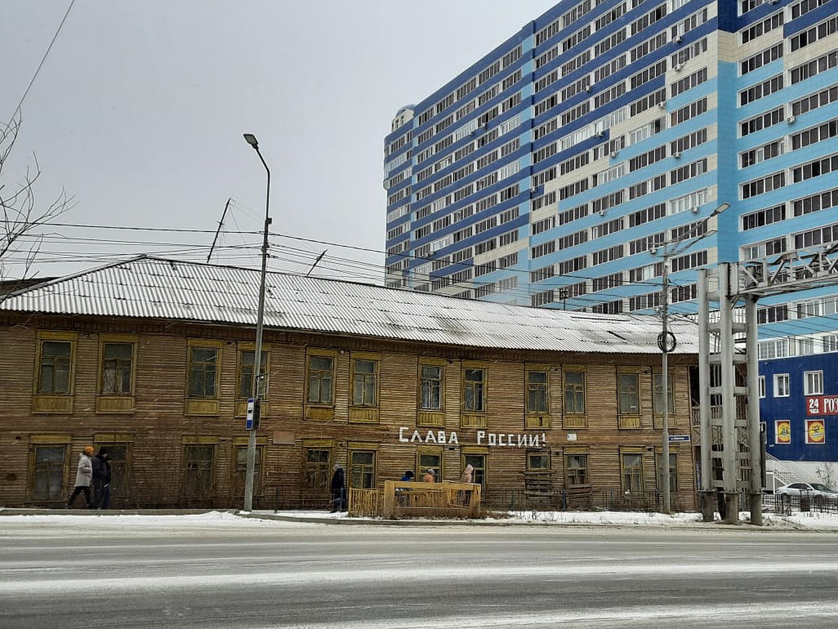 «Мечтаю принять ванну и умереть». В центре Якутска в развалюхе с досками  вместо окон живет 82-летняя бабушка - KP.RU