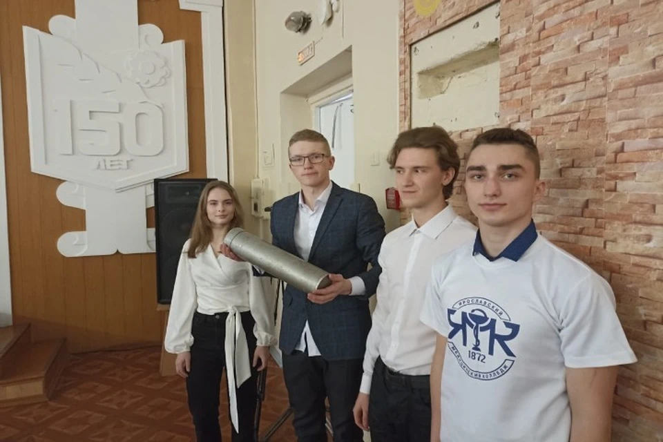 Студенты-медики открыла "капсулу времени", оставленную 50 лет назад, и написали свое послание потомкам, которое прочитают через полвека