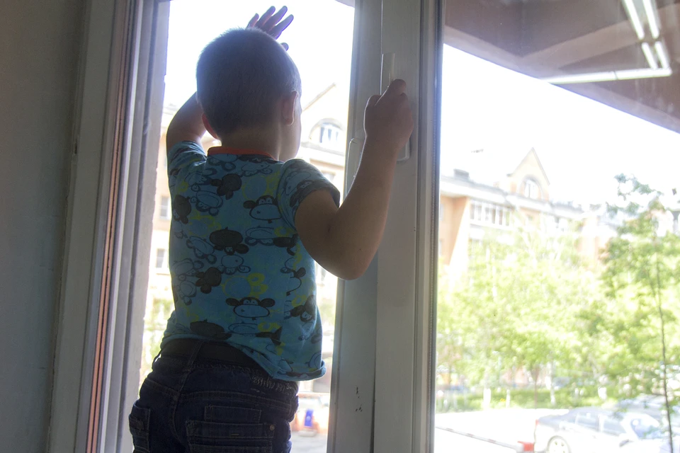 4-летнего ребенка без обуви оставили в отделении банка