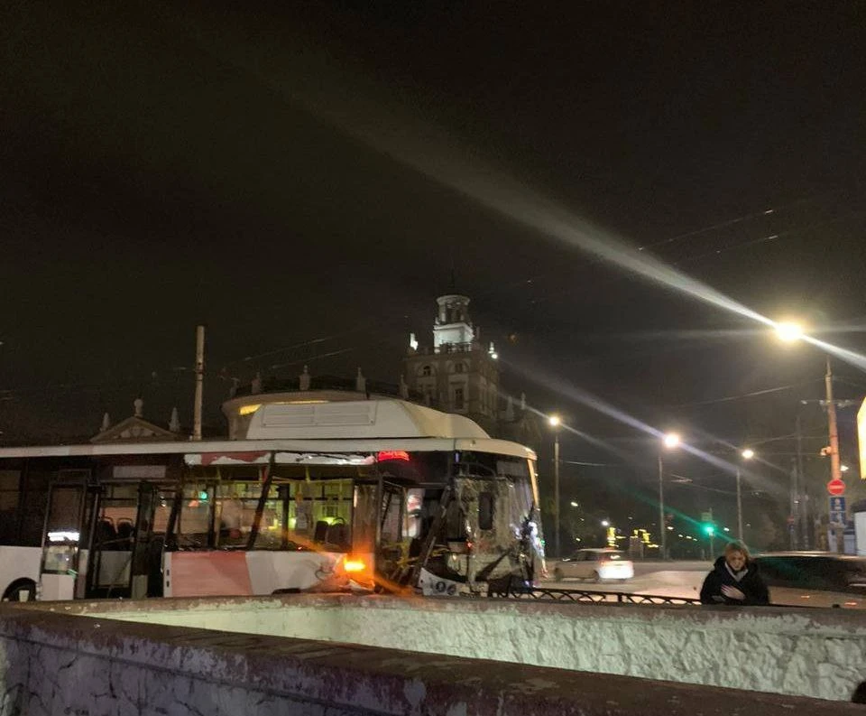 Автобус врезался в стену подземного пешеходного перехода. Фото: Лейла Миришова