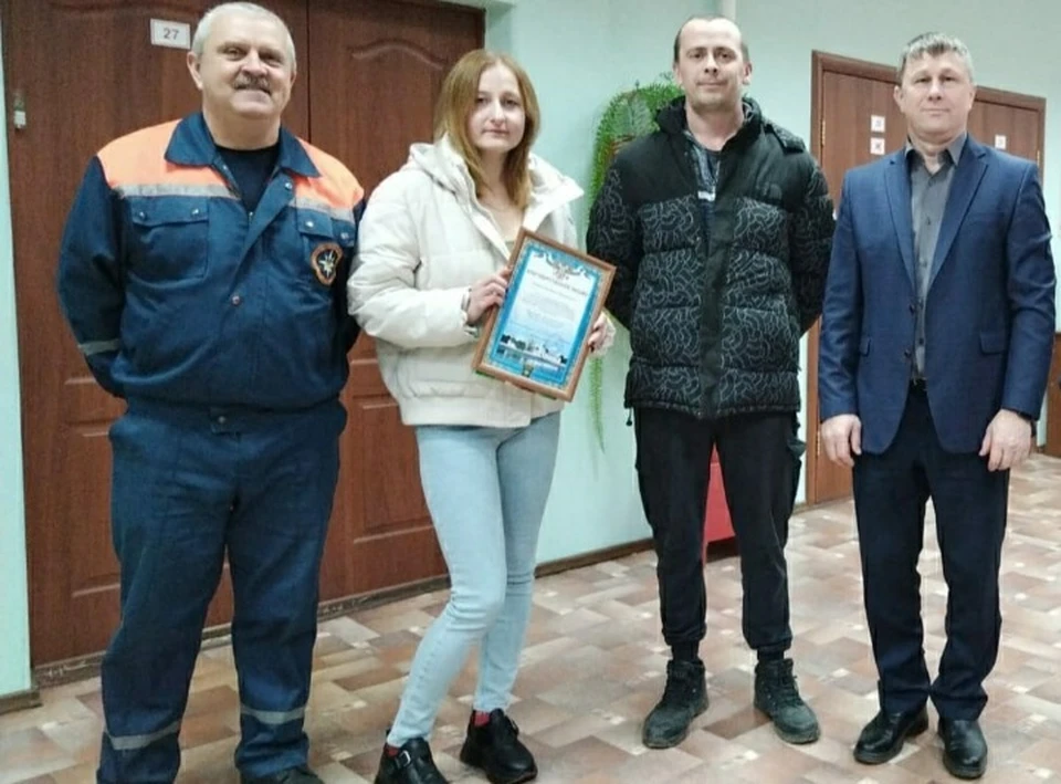 Служба спасения Костромской области вручила благодарственное письмо Ирине Рыжковой. ФОТО: группа "СПАСАТЕЛИ Костромы" ВКонтакте