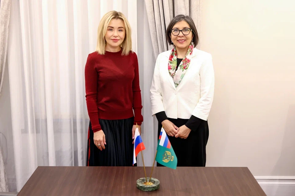 Глава ведомства Светлана Радионова на встрече с послом Боливии в России Марией Луисой Рамос Урсагасте пожелала детям из Латинской Америки удачи в экологическом конкурсе. Фото: пресс-служба Росприроднадзора.