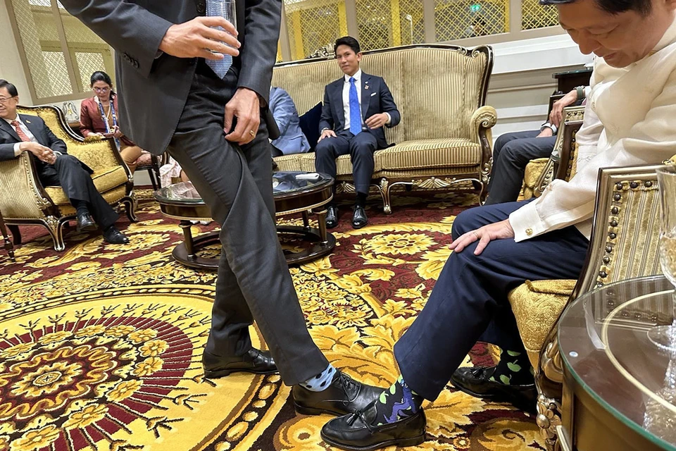 Philippine President Ferdinand Marcos Jr decided to measure colorful accessories with Canadian Prime Minister Justin Trudeau.