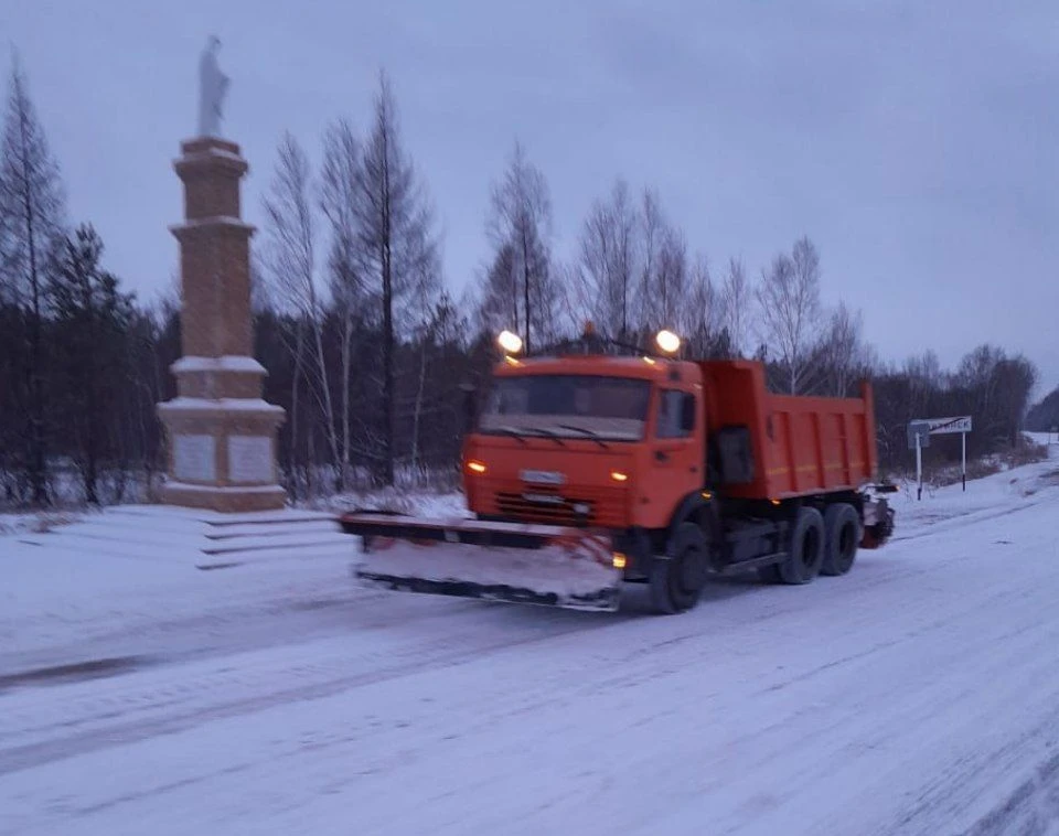 Снегоуборочная техника трудится на дорогах области без устали