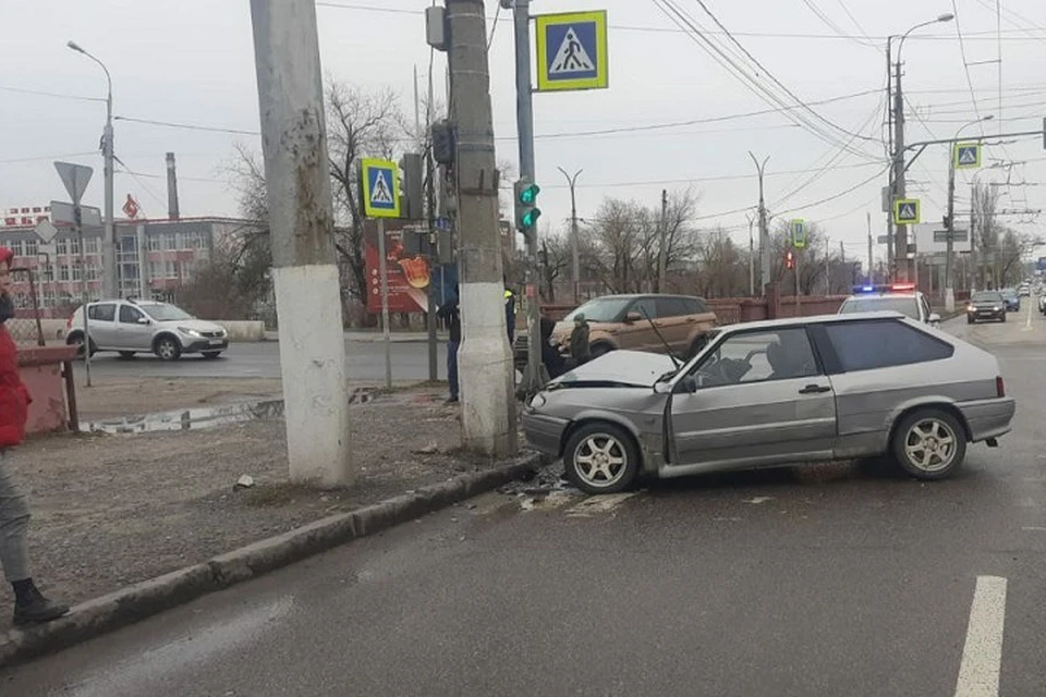 V102 волгоград происшествия. Аварии Волгоград Краснооктябрьский район. ДТП В Волгограде вчера в Краснооктябрьском районе. Легковушка.