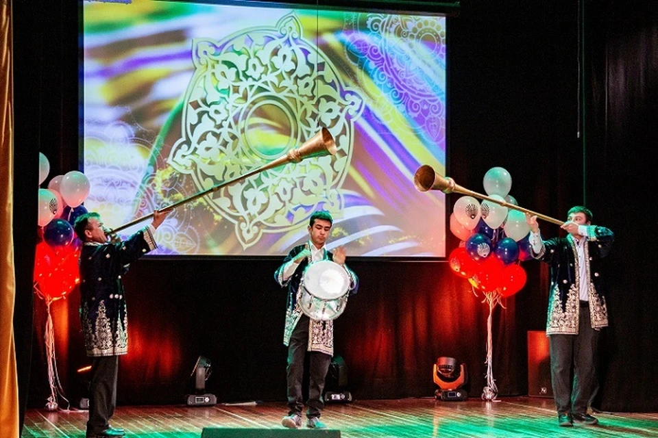 Как играют на духовом инструменте - карнае. Фото: ТООО узбеков «Ватан»