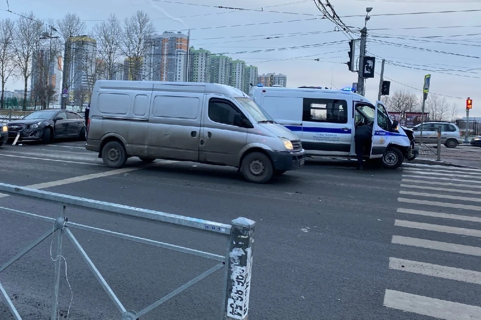 Машина полиции пострадала в ДТП в Купчино. Фото: vk.com/spb_today